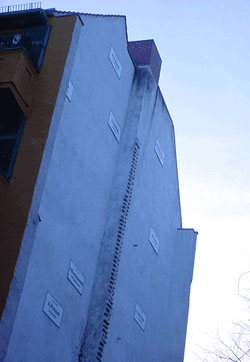 BƂꂽǂ̃K̐^𑖂Aŵ悤ɂ݂B̕\ʂɂ͖OƐNv[g\Ă