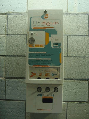 匂いの自動販売機。日本のトイレにあるティッシュ販売機くらいの大きさと形。