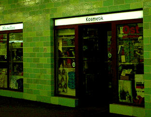 暗い地下鉄構内に佇む東モノを売るお店、外観