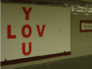 壁の“詩”。LOVYOU, FEHLERとあります。