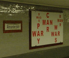 壁の“詩”。『PAY/WAR』『DAS/WAS』『CAR/ MAN』『WAS/WAR』『BAR/MAN』