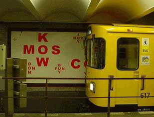 電車と壁の“詩”を映したもの。MOSKOW, LONDONとあります